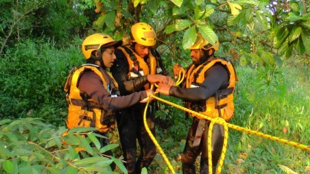 Practice during the swift water rescue training by A-PAD SL. (Photo Credit: A-PAD SL)