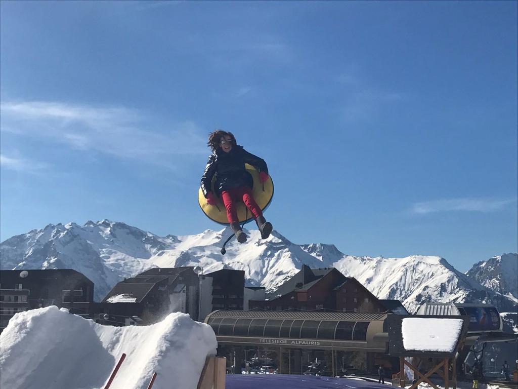 A friends & family challenge during ski vacation in Alpe D’Huez, February 2017. Photo: Isabelle Salabert
