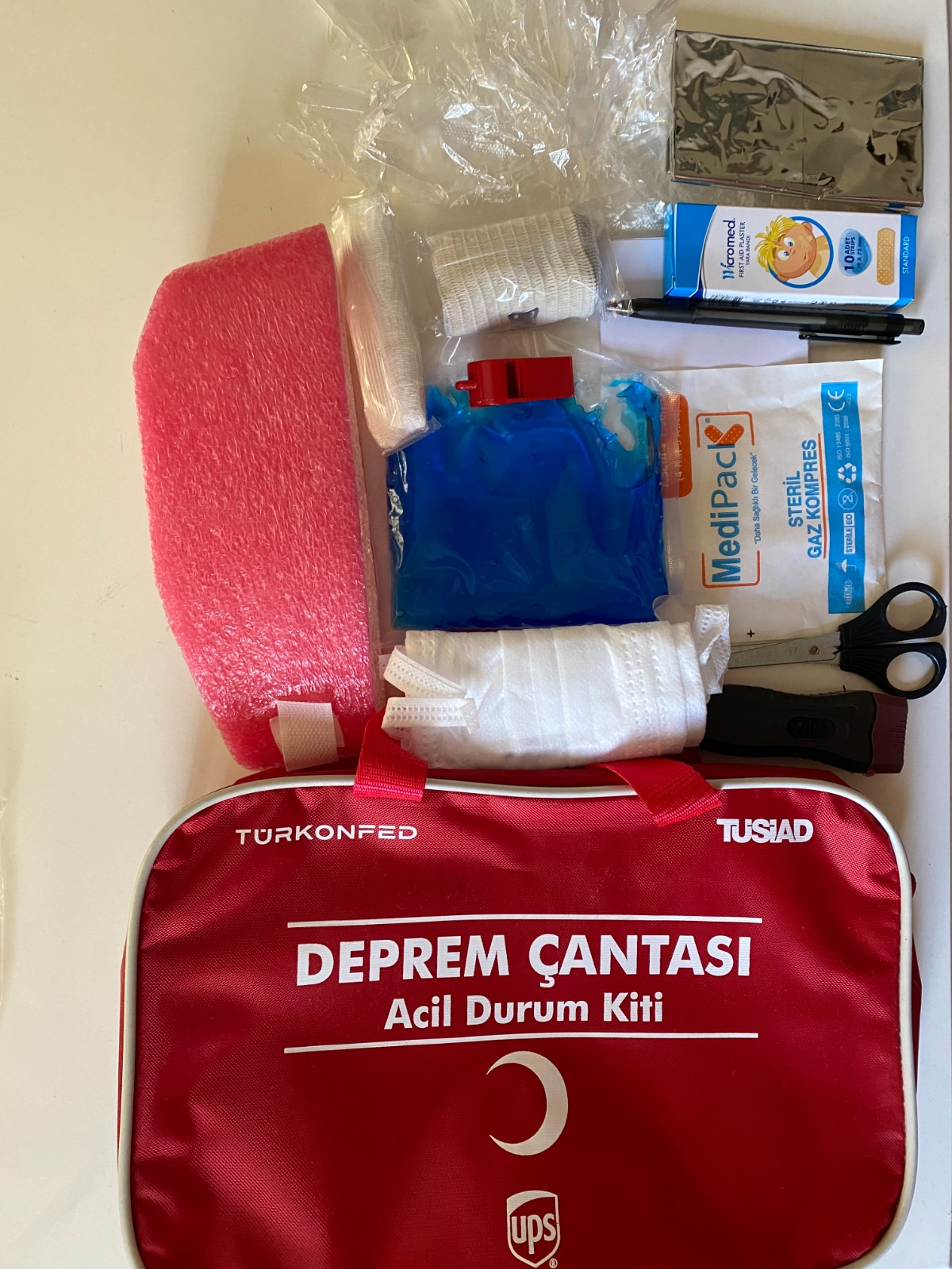 The TÜRKONFED emergency packs include useful items such as a whistle, basic first aid supplies, and more.