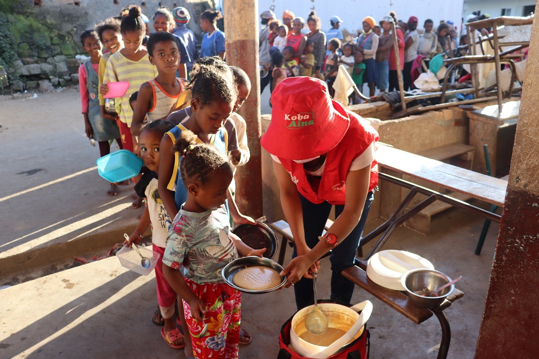 Children get hot breakfast in Antananarivo