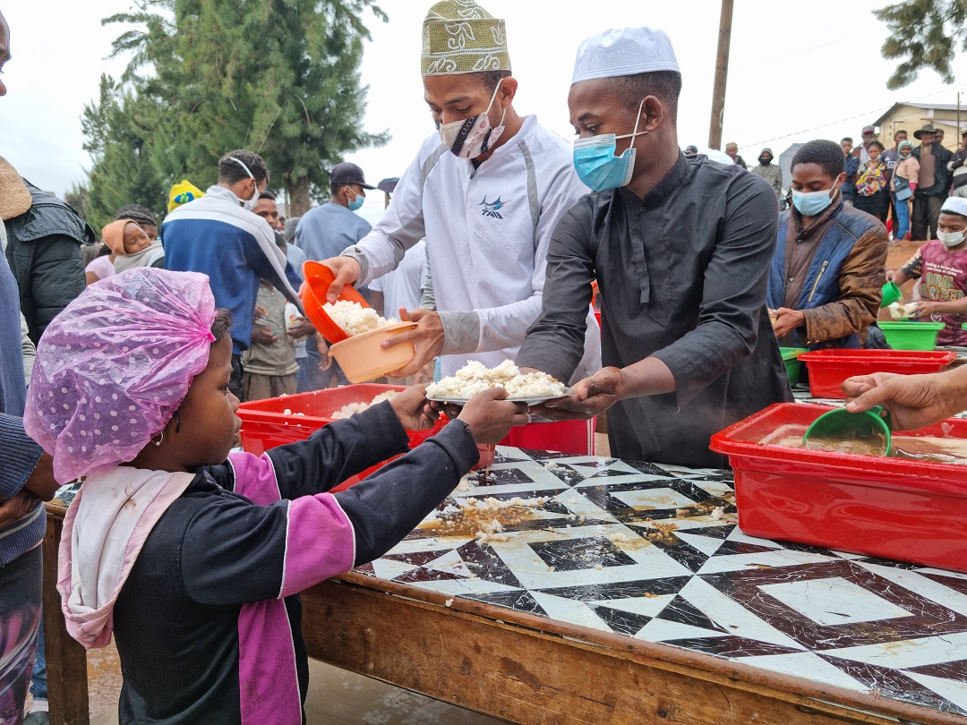 Hot meals distribution in Antananarivo