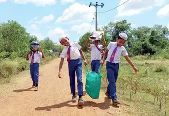 Schoolchildren in Mutur, Trincomalee come back from school with food rations for their families and supplies donated by A-PAD SL in partnership with HSBC