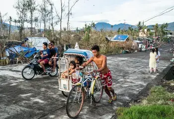 Residents of Barangay Baybay in Malinao, Albay, try to go back to normalcy, a week after Typhoon Goni destroyed most of their village. Photo : OCHA / Martin San Diego Residents of Barangay Baybay in Malinao, Albay, try to go back to normalcy, a week after Typhoon Goni destroyed most of their village. Photo : OCHA / Martin San Diego