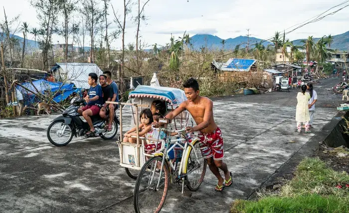 Residents of Barangay Baybay in Malinao, Albay, try to go back to normalcy, a week after Typhoon Goni destroyed most of their village. Photo : OCHA / Martin San Diego